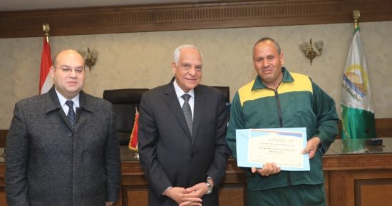 محافظ الجيزة: عملى لا يزيد أهمية عن عمل عامل النظافة.. وتكريم الناس الشغالة ضرورة