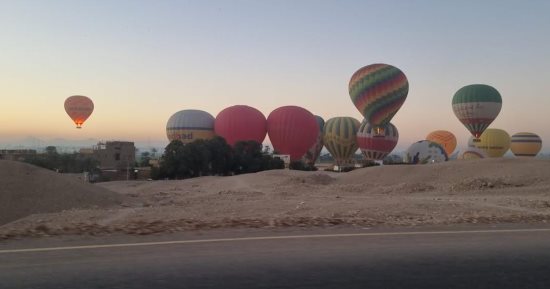 سماء الأقصر تشهد تحليق 23 رحلة بالون على متنها 460 سائح من حول العالم