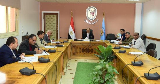 رئيس جامعة سوهاج يجتمع باللجنة العليا لبرنامج الصيدلة الإكلينيكية