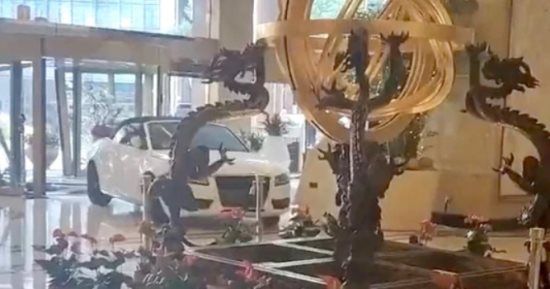 نزيل فندق بشنغهاى يحطم البهو الزجاجى بسيارته الرياضية.. "فيديو"