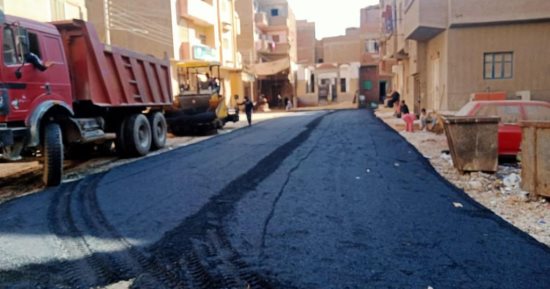 رصف شارع الجلاء بمركز المراغة فى سوهاج بتكلفة مليون و600 ألف جنيه.. صور
