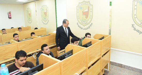2232 طالبا وطالبة بتمريض سوهاج يؤدون امتحانات الترم الأول إلكترونيا