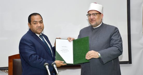 وزير الأوقاف يتسلم من رئيس الجهاز المركزي للتنظيم والإدارة نتيجة الأئمة  