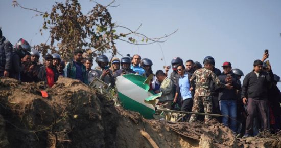 العالم هذا المساء.. ارتفاع حصيلة ضحايا طائرة نيبال المنكوبة إلى 68 قتيلا.. مقتل شخص وإصابة آخرين فى إطلاق نار فى هيوستن الأمريكية.. والسلطات الجزائرية تحذر: جزارون يبيعون لحوم القطط على أنها أرانب