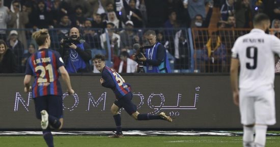 برشلونة يتفوق على ريال مدريد بثنائية في الشوط الأول بنهائي كأس السوبر الإسباني