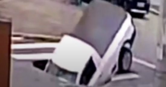 إنقاذ رجل من الموت بعد سقوط سيارته داخل حفرة ضخمة فى البرازيل