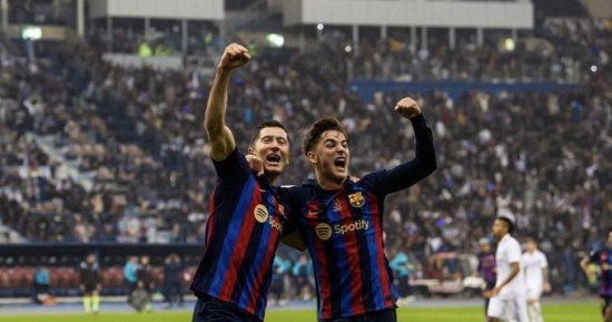 برشلونة يهزم ريال مدريد بثلاثية ويتوج بكأس السوبر الإسباني.. فيديو