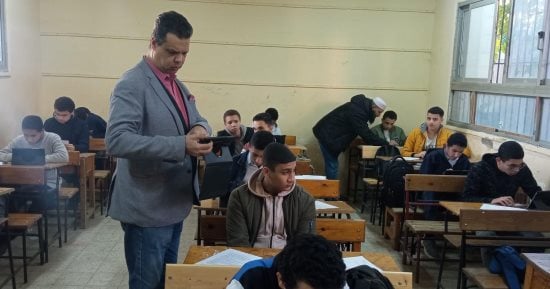 انتظام الامتحانات الإلكترونية لطلاب أولى ثانوى بالجيزة.. صور 