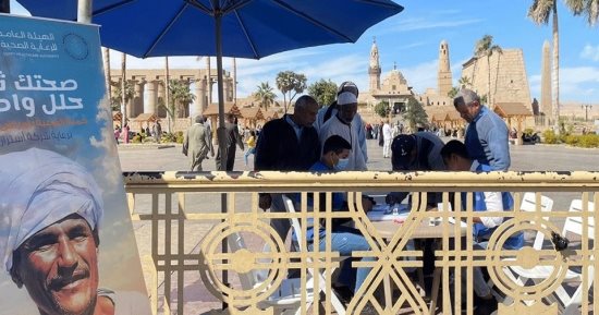 العيادات المتنقلة تفحص المواطنين بساحة أبو الحجاج أمام معبد الأقصر.. صور