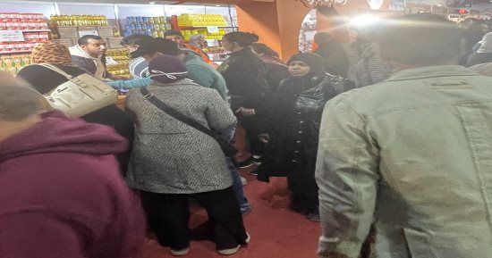 إقبال المواطنين على شراء السلع بأسعار مخفضة من معرض أهلا رمضان بفيصل.. صور