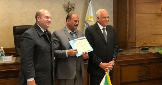 محافظ الجيزة يكرم 30 عاملا متميزا بالأحياء والمراكز والمدن.. صور