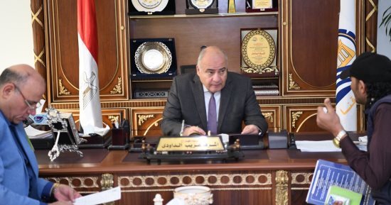 محافظ قنا يستقبل 75 مواطنا في مكتبه لبحث طلباتهم
