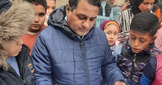 أكبر طالب فى مصر بالأول الإعدادى عمره 50 سنة يؤدى ثانى امتحاناته بكفر الشيخ