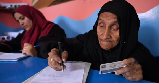 مسنة 87 عاما تخوض امتحان محو الأمية بالمنوفية ضمن مبادرة لا أمية مع تكافل.. صور