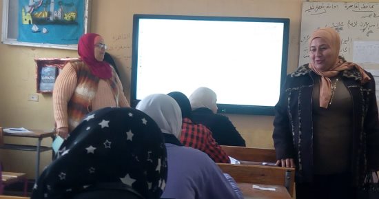 طلاب أولى وثانية ثانوى عام يؤدون امتحانات التيرم الأول دون مشاكل بالسيستم