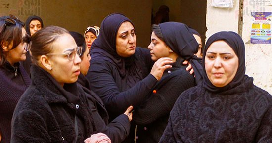 انهيار زوجة الشاعر الغنائي ناصر الجيل أثناء تشييع الجثمان