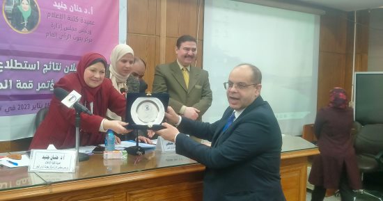"إعلام القاهرة" تهدى الكاتب الصحفى أكرم القصاص درع الكلية.. صور 