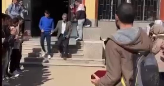 ممر شرفي من طلاب صيدلة بني سويف للدكتور أحمد جودة أستاذهم بالكلية