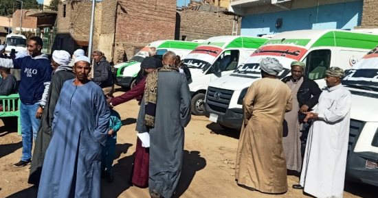 الكشف على 3028 مواطناً ضمن القوافل الطبية المجانية بقرى حياة كريمة في أسوان.. صور