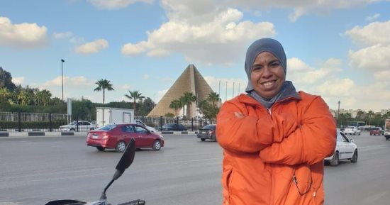 إيمان تجوب شوارع القاهرة بالاسكوتر لتوصيل "البنات فقط".. مشاوير وفسحة