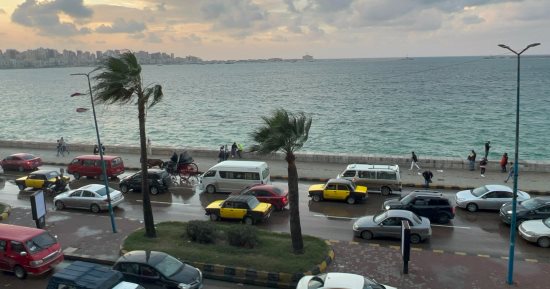 هدوء الأمواج واستقرار حركة الملاحة فى ميناء الإسكندرية 