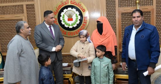 عثرت على 100 ألف جنيه فى الطريق وأعادتها لأصحابها.. حكاية الطالبة الأمينة بالدقهلية.. "سندس" وجدت مبلغا من المال ورفضت الذهاب إلى الدرس وظلت تبحث عن أصحاب النقود.. ورفضت خاتما ذهبيا هدية مقابل أمانتها.. صور