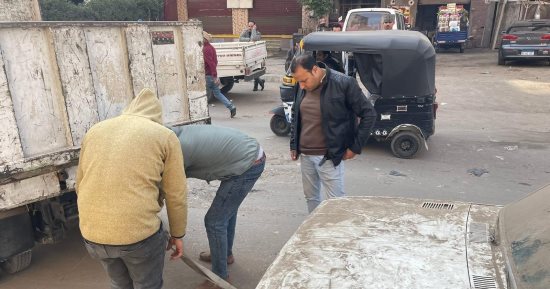 الجيزة تشن حملة لرفع السيارات المتهالكة من شوارع بولاق الدكرور.. صور