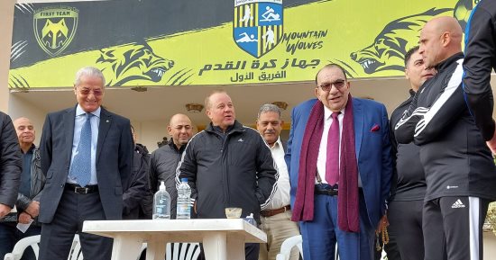 رئيس المقاولون العرب يجتمع مع اللاعبين قبل مواجهة أسوان