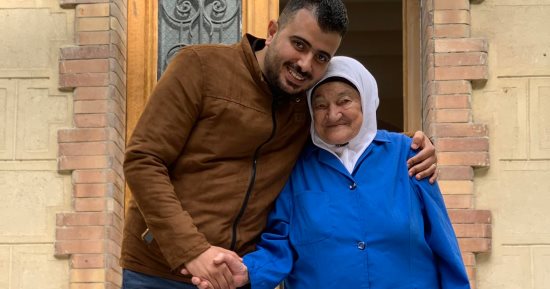 تحقق حلم العمرة لأقدم عاملة بالتعليم بعد ظهورها في برنامج صندوق محسوب "صور"