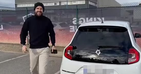 استبدلت الفيرارى بتوينجو.. بيكيه يرد على أغنية شاكيرا بصورة جديدة