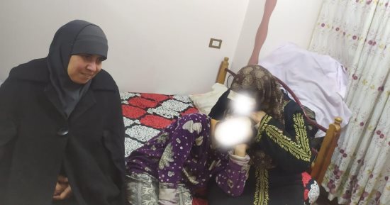 محافظ أسيوط: إنقاذ سيدة بلا مأوى وابنتيها من أحد الشوارع ونقلهما لدار رعاية