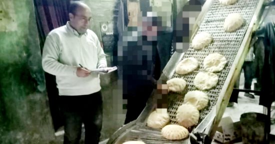 تحرير مخالفات لمخابز تتلاعب بوزن الخبز وتتصرف فى حصة الدقيق بالدقهلية