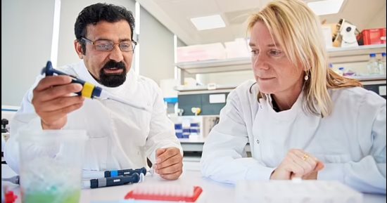 جامعة بريطانية تطور "لقاح أنفى" ضد كورونا ضمن 10 تطعيمات 