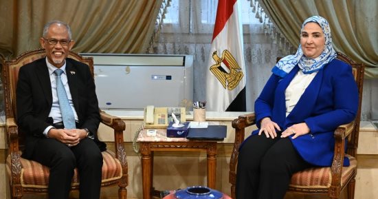 وزيرة التضامن تبحث مع وزير التنمية بسنغافورة برامج الحد من الزيادة السكانية