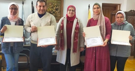 عميد تمريض الإسكندرية تُكرم الجهاز الإدارى بالكلية 