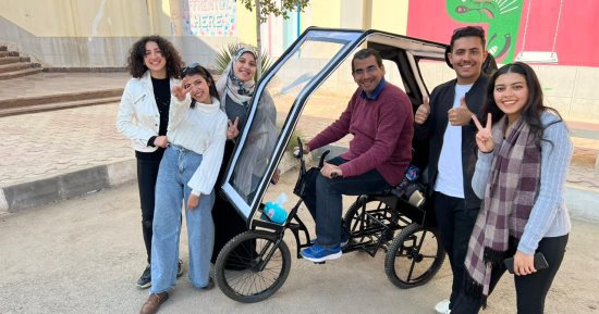 طلاب بجامعة بنى سويف يحولون دراجة قديمة لوسيلة مواصلات صديقة للبيئة