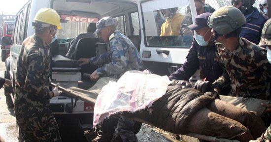 العثور على 14 شخصا تحت ركام طائرة نيبال المنكوبة