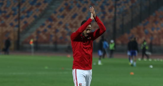 شاهد كهربا خلال عملية الإحماء قبل انطلاق مباراة الأهلى وسموحة