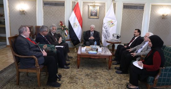 وزير التعليم العالى يبحث مع نقيب الأطباء توفير الرعاية الملائمة لأطباء الامتياز
