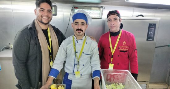 مبادرة بورسعيد لطهى "محشى وملوخية" للأجانب على سفينة "لوجوس هوب"..فيديو وصور