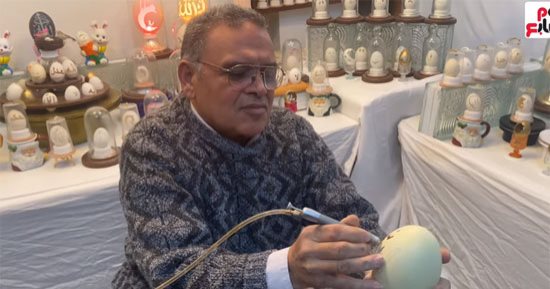 الفنون جنون.. "أشرف" يبدع فى نحت قشر البيض وصناعة ديكورات مبهرة (فيديو)