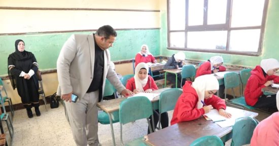 وكيل تعليم الوادى الجديد يتفقد لجان امتحانات الشهادة الإعدادية بمدينة الخارجة