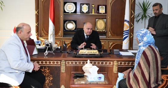 محافظ قنا يواصل استقبال المواطنين بمكتبه لبحث طلباتهم