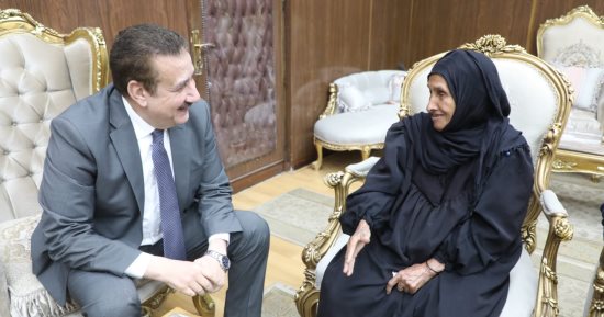 محافظ المنوفية يكرم الحاجة زبيدة لحصولها على شهادة محو الأمية فى سن الـ87