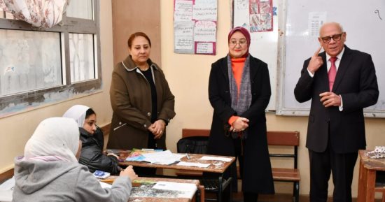 "لموا التليفونات".. انضباط بلجان الشهادة الإعدادية فى بورسعيد.. المحافظ يجرى حوارا مع الطالبات لتحذيرهن من الدروس الخصوصية.. ويؤكدن: الامتحان من كتاب المدرسة.. و13735طالبا وطالبة يؤدون الامتحانات بـ67لجنة.. صور