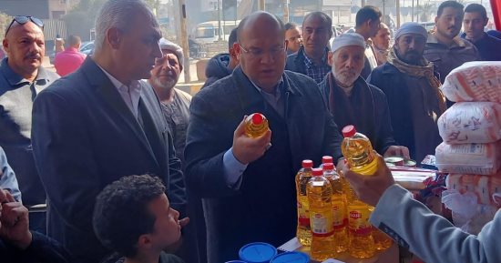 نائب محافظ الجيزة يتفقد منافذ السلع الثابتة بمركز أبو النمرس.. صور