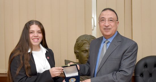 طالبة بالإسكندرية تخترع أول جهاز روبوت لتطبيق الإجراءات الاحترازية.. صور