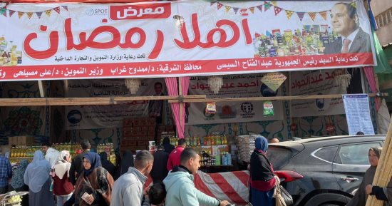توافد أهالى منيا القمح على معرض اهلا رمضان لشراء السلع