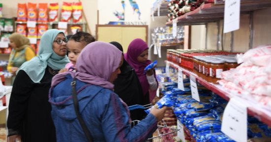 محافظ قنا يفتتح فرعا جديدا لمعرض أهلا رمضان.. صور
