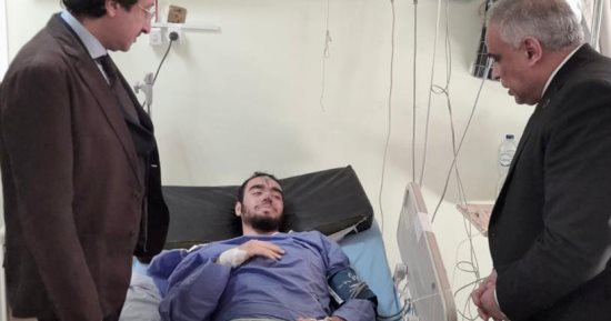 نائبا رئيس جامعة طنطا يزوران طالب فى كلية الطب أصيب فى حادث تصادم